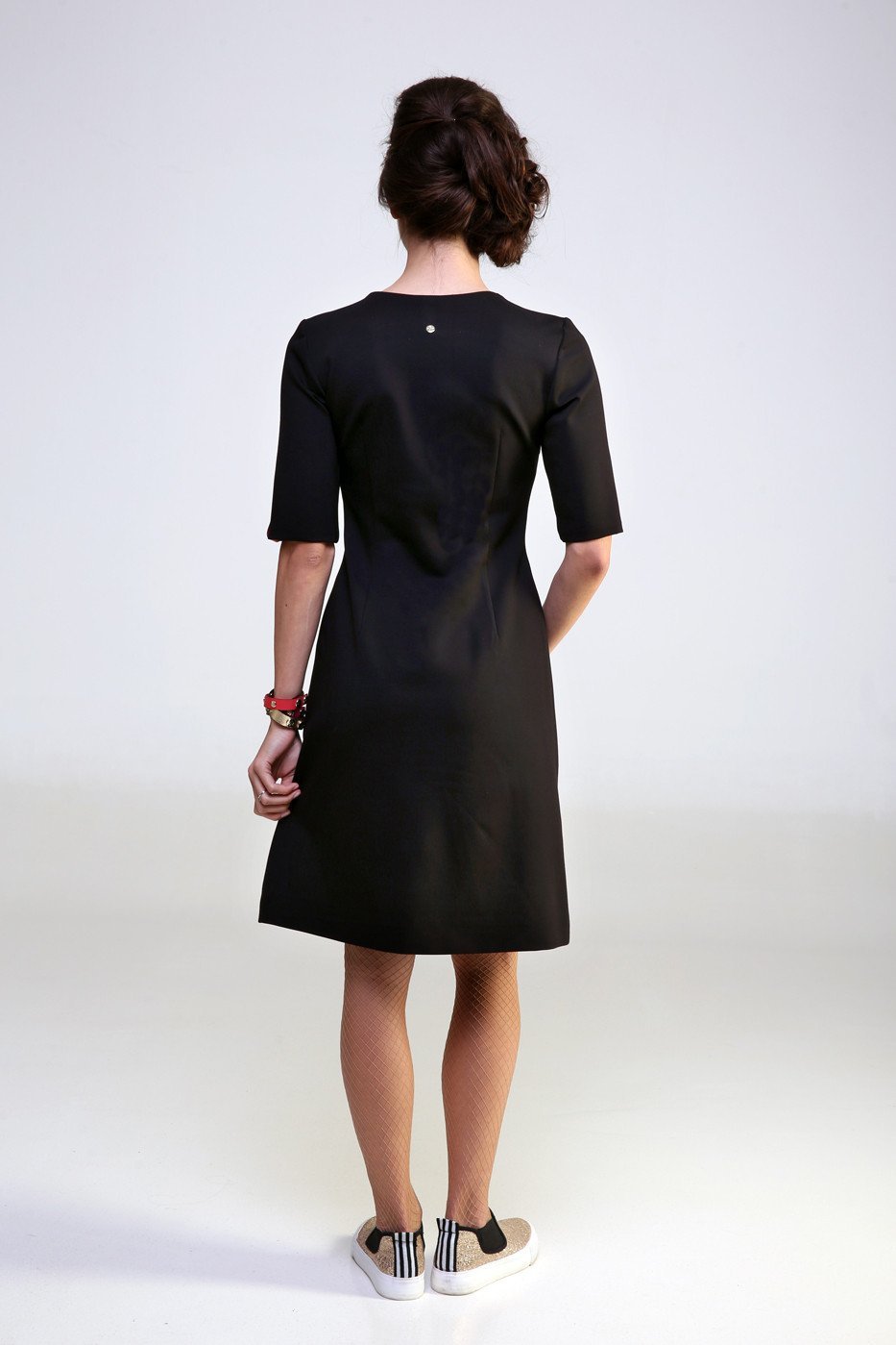 luxembourg-ruha-v-nyakkal-konyekig-ero-ujjal-fekete-essential-wadrobe-kapszularuhatar-webshop
